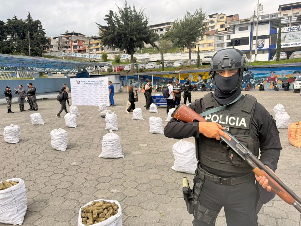 En Loja, la Policía Nacional incautó 731 kilos de marihuana ocultos en andamios metálicos. El operativo dejó cinco detenidos. Foto: Policía Nacional