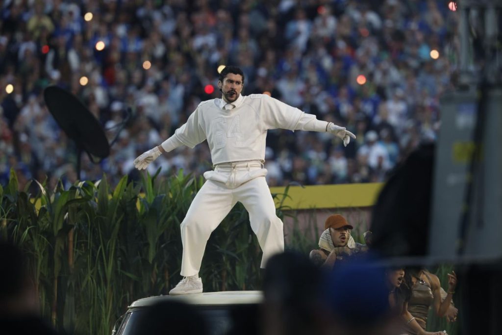 Bad Bunny durante su presentación en el Super Bowl. Foto: EFE.