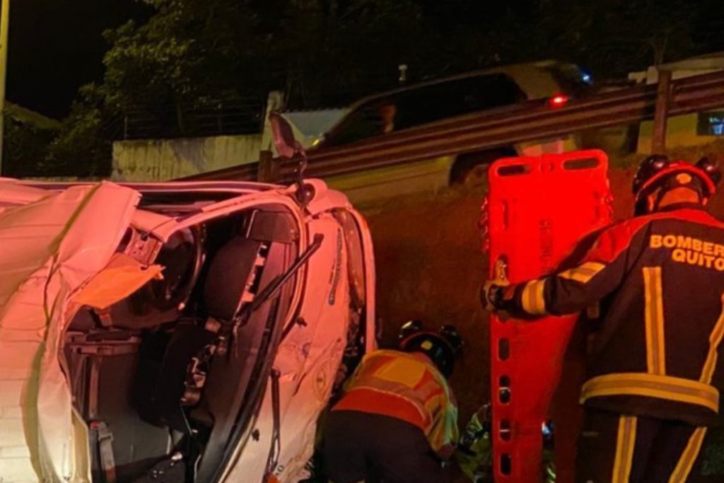 Tragedia en la Ruta Viva: dos fallecidos tras volcamiento de camión en Cumbayá,